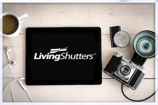 Ein Kreidetafel mit dem Logo LivingShutters